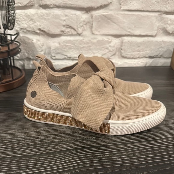 Women's Bernie Mev. New York Tan Slip-On knot Sneakers with Bow - Picture 1 of 4